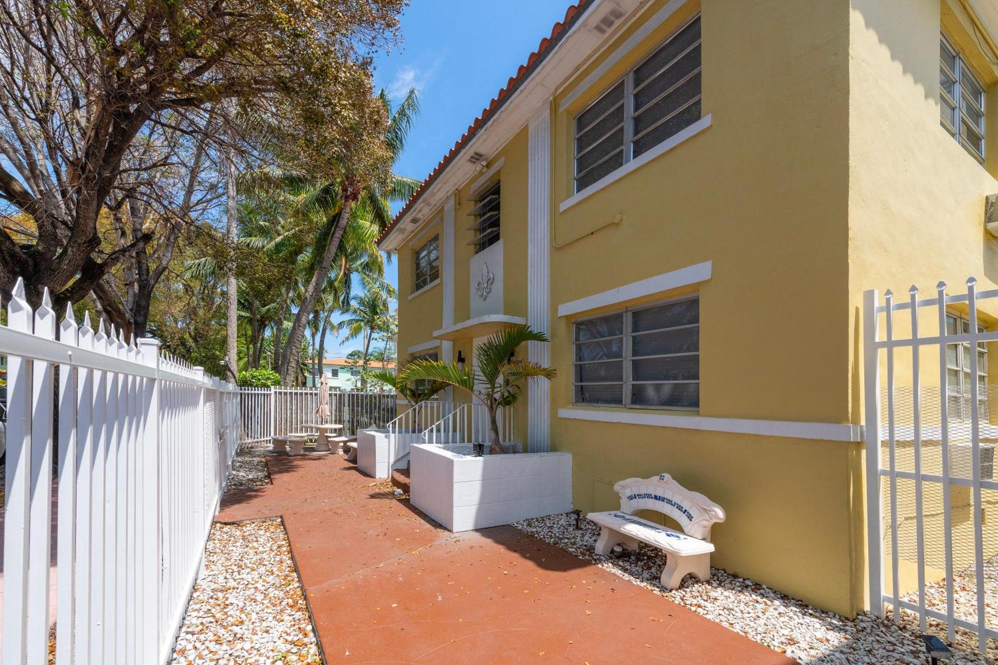 Bellamor Apts At 5Th St Shopping Mall — Photos 2